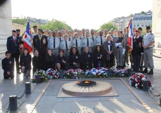 Le détachement du 3e RSMV et les collégiens de la classe défense de La Rochelle sous l'arc de Triomphe.