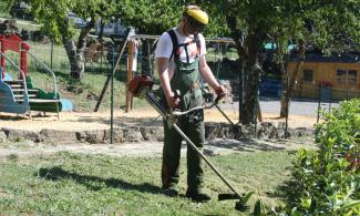 ouvrier maintenance hotellerie plein air