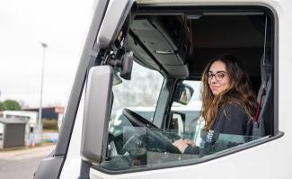 conductrice (https://www.ouest-france.fr/bretagne/rennes-35000/reportage-en-formation-chauffeuse-poids-lourd-elles-prennent-un-nouveau-virage-84170302-8901-11ec-aea6-4ffbfd19eda9)