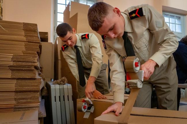 Jeunes volontaires particpant à l'opération "colis de Noël" 2024